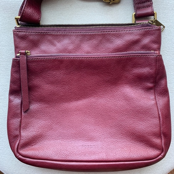 FOSSIL Maroon Leather Crossbody Bag Purse - Picture 1 of 8